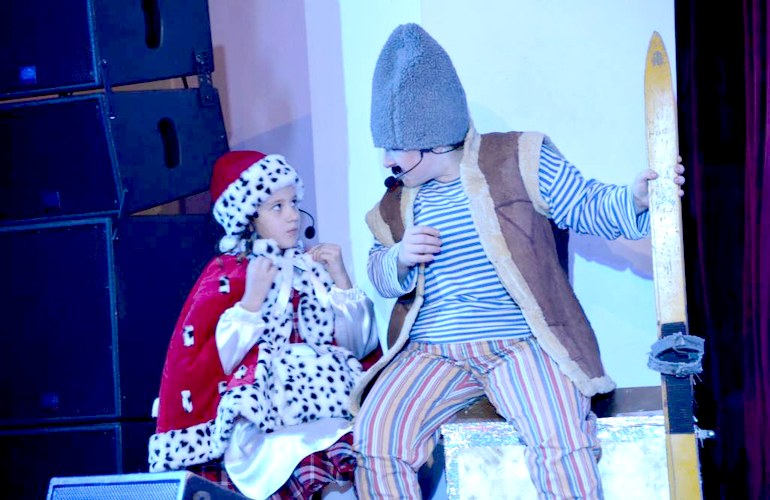 В Житомирском дворце культуры проходят новогодние театрализованные представления для детишек. ФОТО