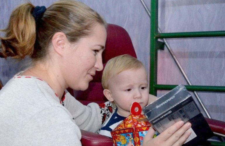 Благотворители передали детям-сиротам из Новоград-Волынского планшеты и сладкие подарки. ФОТО