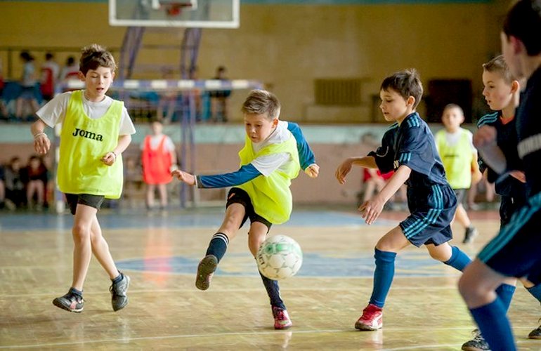 28 школьных команд Житомира определяли, кто лучше играет в футзал