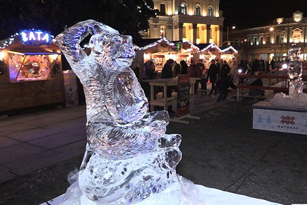 В новогоднюю ночь житомиряне разбили ледяные фигуры на площади Королёва. ФОТО