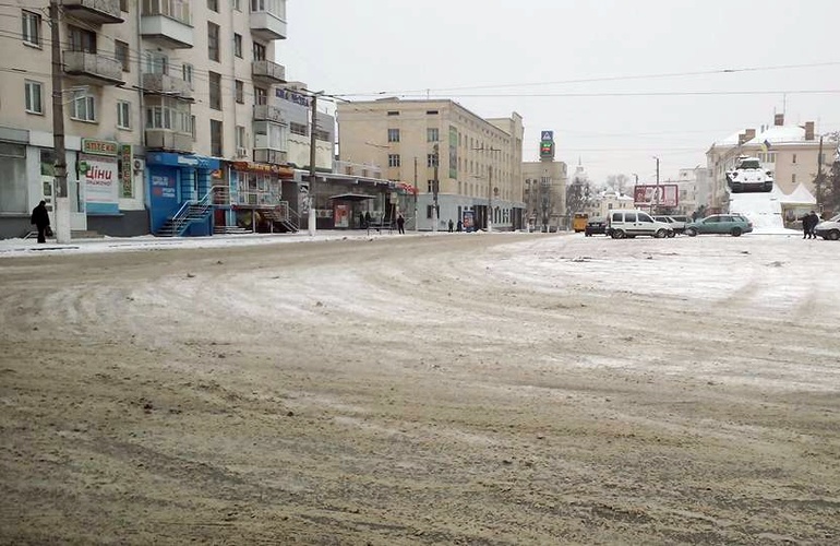 Жители Житомира жалуются на плохо убранные от снега дороги и тротуары