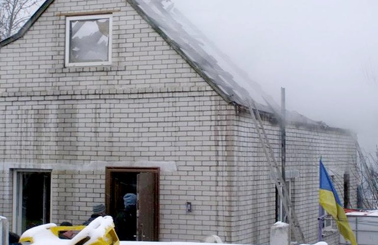 11 человек и 2 единицы техники тушили частный дом в Житомире. ФОТО