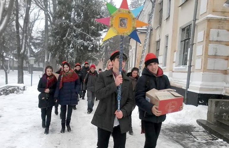Житомирские колядники поздравили с Рождеством бойцов, находящихся в госпитале. ФОТО