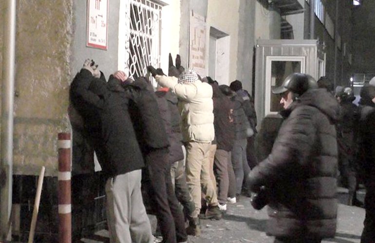 Під час нічного штурму Житомирської кондитерської фабрики люди вистрибували з вікон. ВІДЕО