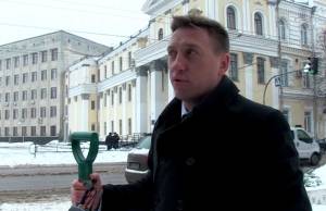  «Это не показуха!» Депутат <b>Моисеев</b> объяснил, зачем он вместе с коммунальщиками чистил улицу от снега 