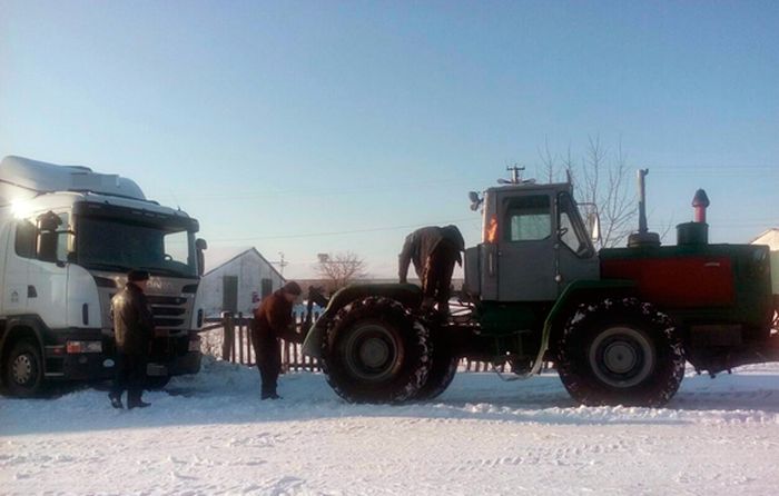 Снежный плен: на трассе в Житомирской области фура попала в ловушку
