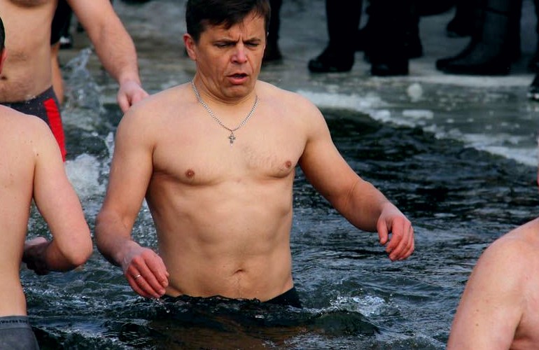 Несколько сотен горожан и мэр Житомира отметили Крещение купанием в реке Тетерев. ФОТО