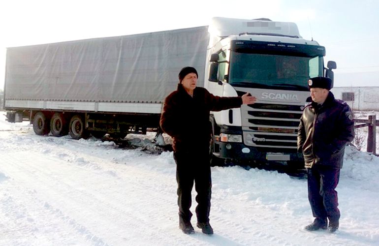 Снежный плен: на трассе в Житомирской области фура попала в ловушку
