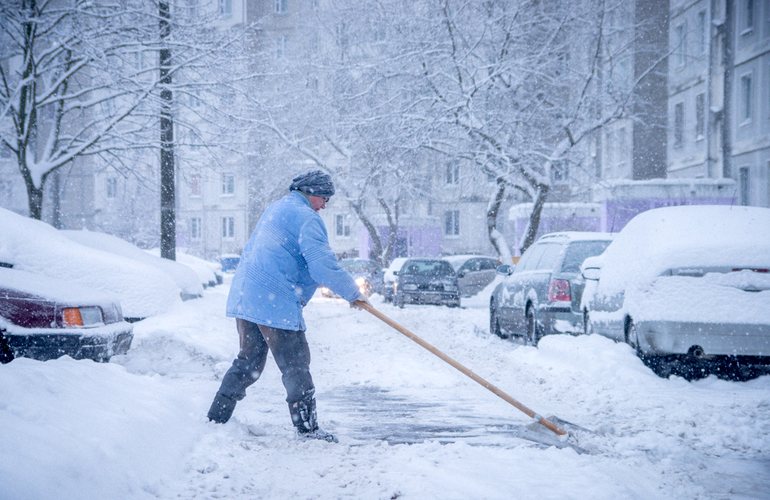 Житомирских предпринимателей просят убирать снег, а водителей не оставлять автомобили на обочинах