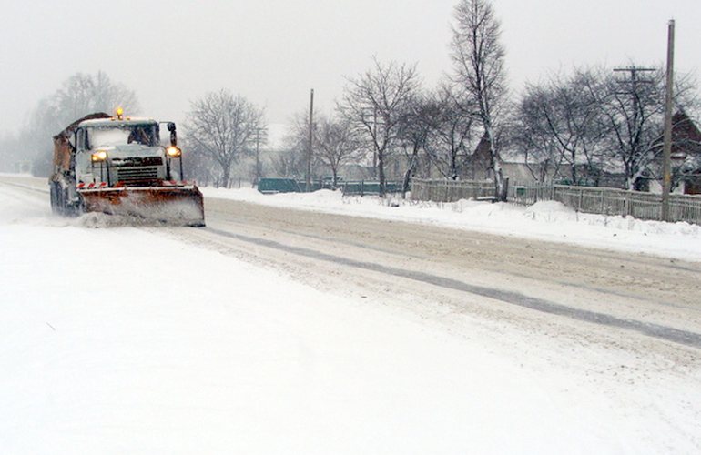 Дороги Житомирской области от снега очищают более 150 единиц техники – ОГА