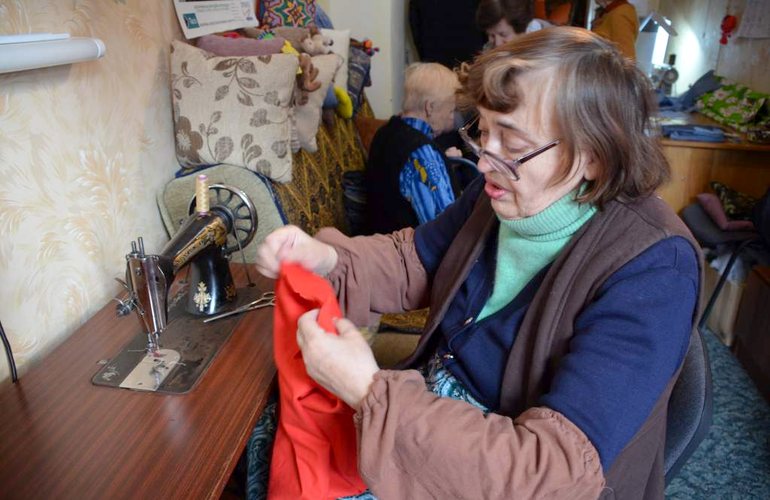 Житомирские пенсионерки для бойцов АТО шьют белье и вяжут теплые носки. ФОТО