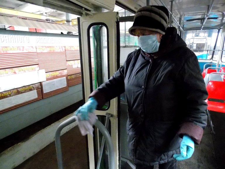 Из-за гриппа житомирские троллейбусы и трамваи обрабатывают спецрастворами. ФОТО