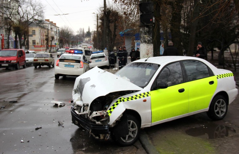 В Житомире полицейские с включенной «мигалкой» сбили пешехода и врезались в такси. ФОТО