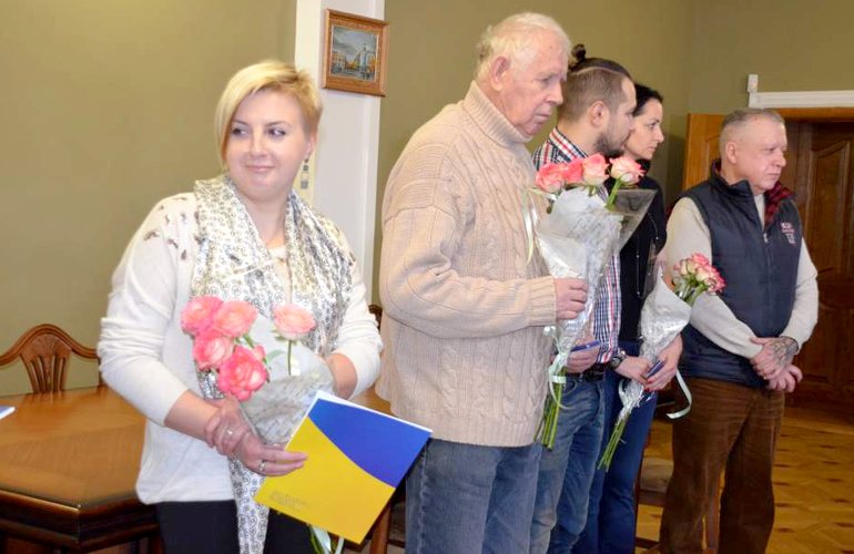 Власти Житомира наградили волонтеров, помогающих бойцам на Востоке. ФОТО