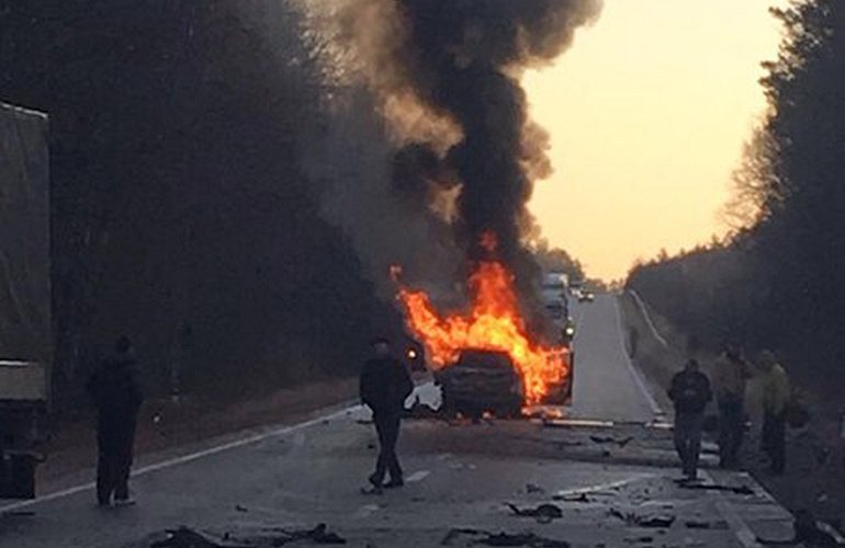 На житомирской объездной легковушка столкнулась с фурой: один из автомобилей загорелся, водитель погиб. ВИДЕО