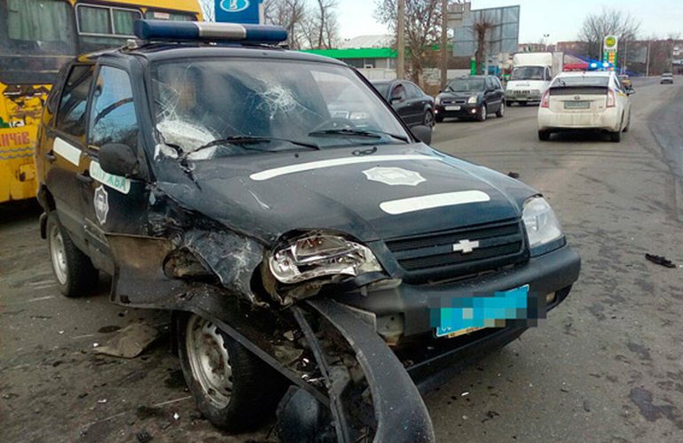 Пьяный водитель микроавтобуса протаранил полицейский автомобиль в Бердичеве. ФОТО
