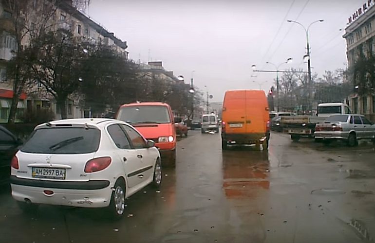 Наглый водитель микроавтобуса упорно ехал против потока на односторонней улице в Житомире. ВИДЕО
