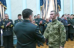  Курсанты Житомирского военного института получили награды от Министра <b>обороны</b> Украины 