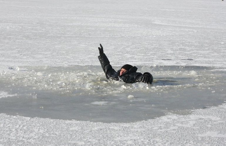 В Житомире утонул мужчина, провалившись под лед на карьере