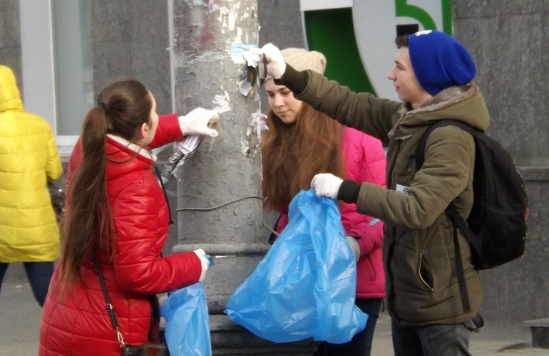 Активисты, студенты и коммунальщики очищают улицы Житомира от объявлений и рекламы. ФОТО