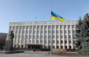 В Житомире приспустили государственные флаги в память о погибших на Майдане. ФОТО