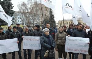 Под стенами ОГА несколько десятков житомирян требовали отставки правительства Яценюка. ФОТО. ВИДЕО