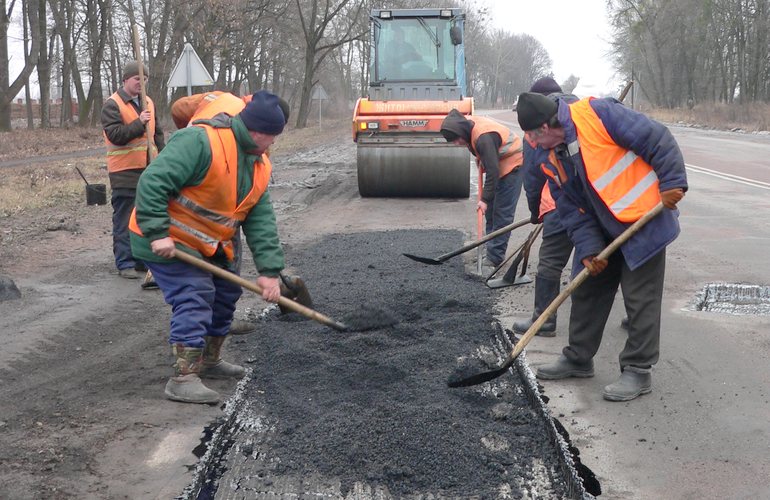 Благодаря тёплой погоде на Житомирщине начали аварийный ямочный ремонт дорог