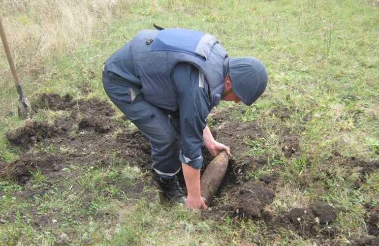 Двое мужчин откопали в житомирском яре артснаряды времен Второй мировой