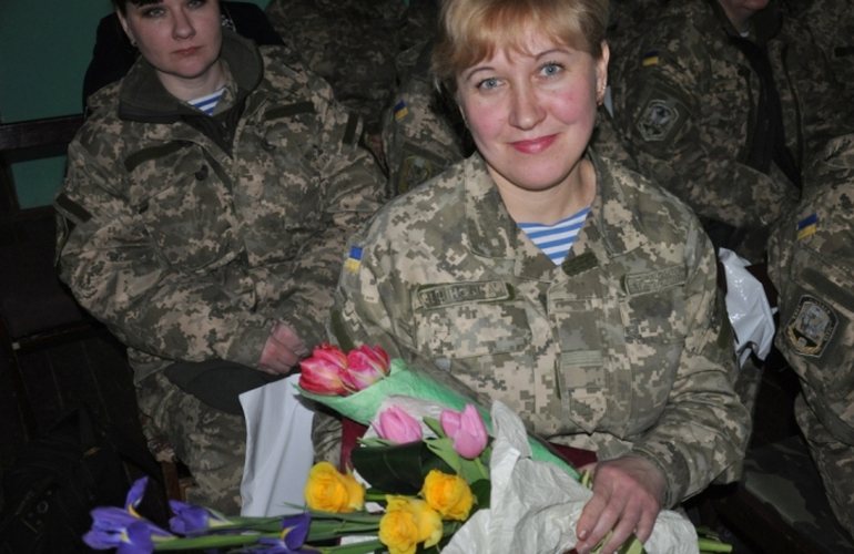 Женщин-военнослужащих из житомирской 95-й бригады поздравили с наступающим 8 марта. ФОТО