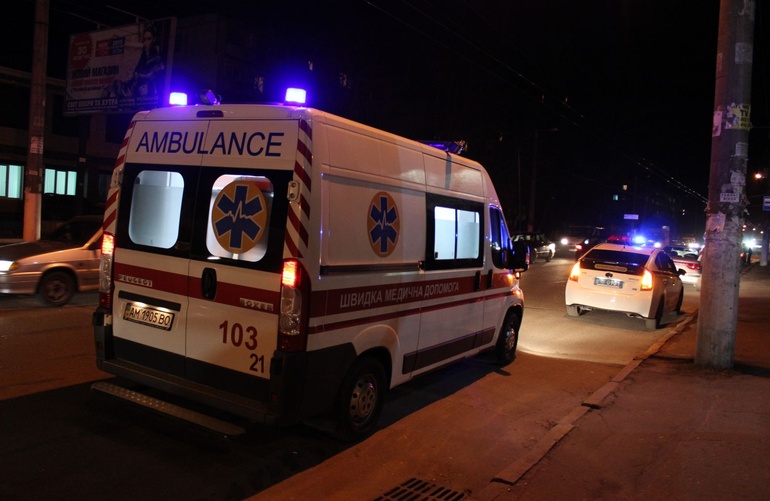 Трагедия в Житомире: пьяный водитель «Пежо Партнер» врезался в остановку - погиб 8-летний ребенок