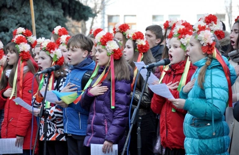 Сотни житомирян собрались на плошади Королева, чтобы отметить день рождения Гимна Украины. ФОТО
