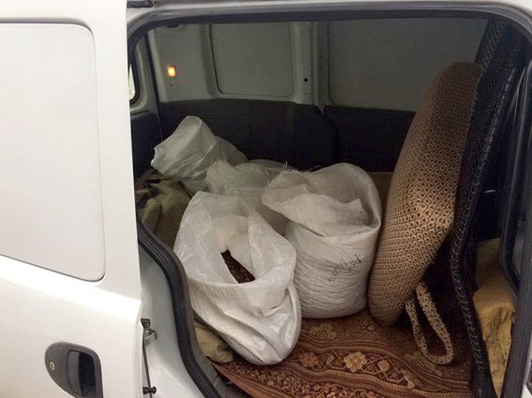 На автодороге Житомир-Киев полицейские задержали водителя с четырьмя мешками янтаря. ФОТО
