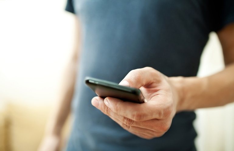 В Житомире разыскивают «полицейского», отбирающего мобильные телефоны у детей