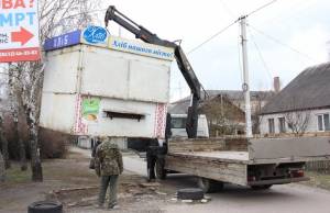 В Житомире предприниматель добровольно демонтировал незаконные киоски. ФОТО