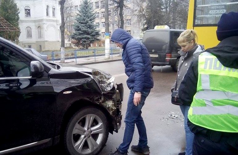 Внедорожник Toyota протаранил маршрутку на Большой Бердичевской в Житомире. ФОТО