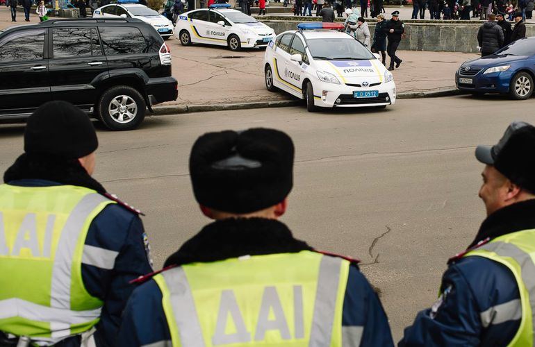 Житомирские полицейские разбили первую Toyota Prius, врезавшись в столб
