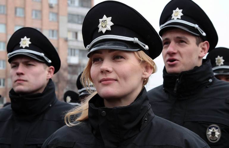 33-летняя полицейская из Житомира Светлана Зиляк стала мамой для семерых детей. ФОТО