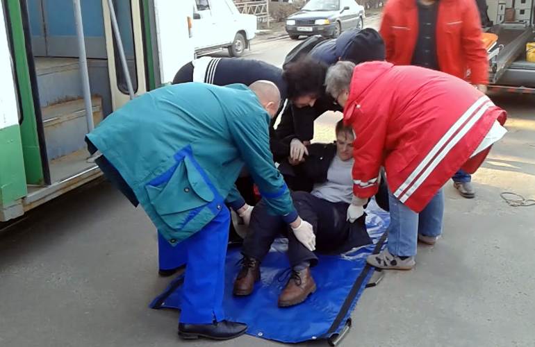 В Житомире, перебегая дорогу, женщина попала под колеса трамвая. ФОТО