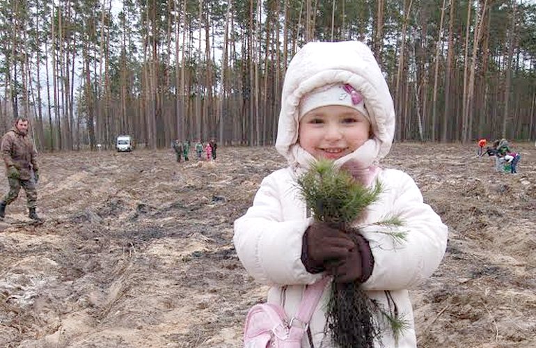 ​Более 100 человек приняли участие в посадке леса на Житомирщине. ФОТО