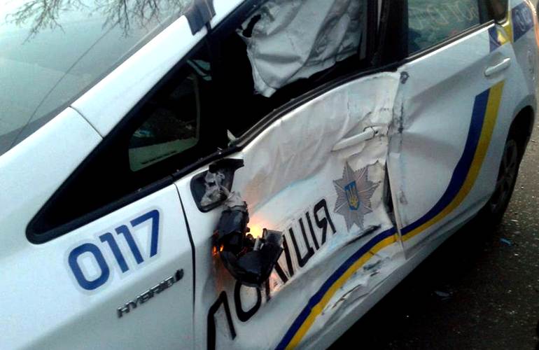 В Житомире патрульные полицейские на Toyota Prius столкнулись с рейсовым автобусом. ФОТО