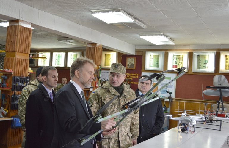 Генконсулу США показали беспилотники, разработанные в Житомирском военном институте. ФОТО