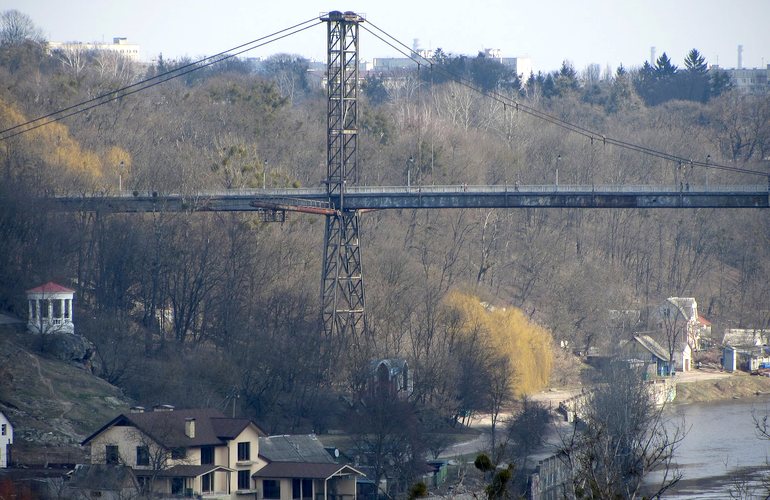 Власти Житомира решили демонтировать пешеходный мост в парке, как опасный для здоровья житомирян
