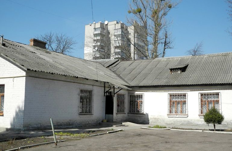 Власти решили закрыть аварийное здание лаборатории детской поликлиники на проспекте Мира. ФОТО