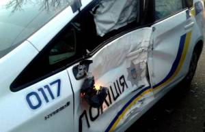  В Житомире патрульные полицейские на <b>Toyota</b> Prius столкнулись с рейсовым автобусом. ФОТО 