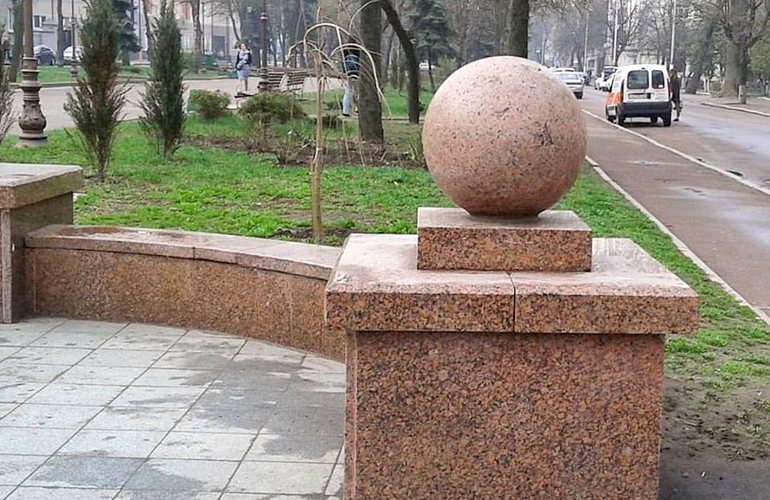 Возле памятника Пушкину вандал сорвал гранитный шар и пытался его укатить. ВИДЕО