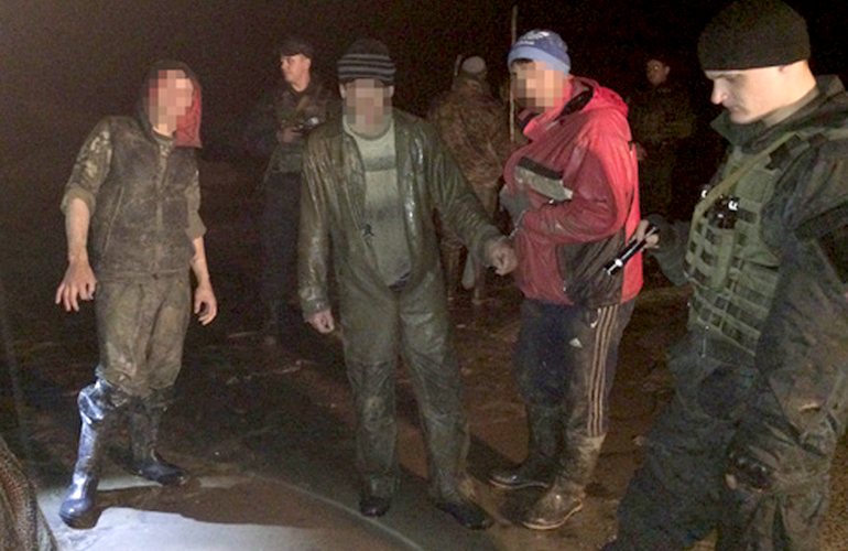 В Житомирской области полиция и Нацгвардия задержали ночных копателей янтаря