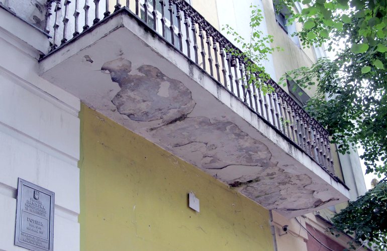 ​В центре Житомира балкон рискует упасть на головы прохожих. ФОТО
