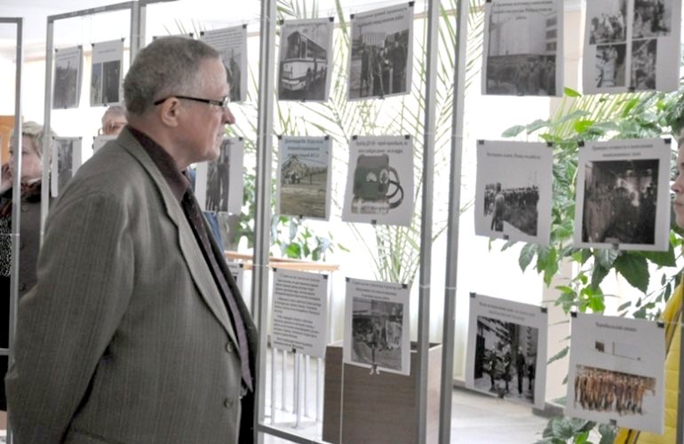 В житомирской библиотеке открыли фотовыставку, посвященную аварии на ЧАЭС. ФОТО
