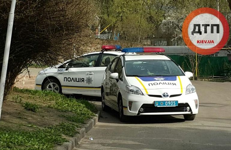 В Житомире пьяный парень на скутере врезался в полицейскую Toyota Prius. ФОТО