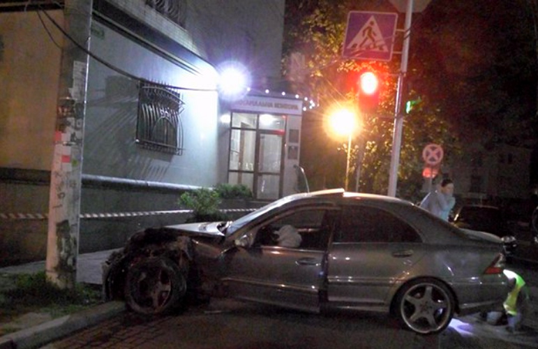 На перекрестке в Житомире Mercedes врезался в столб: водитель в больнице. ФОТО